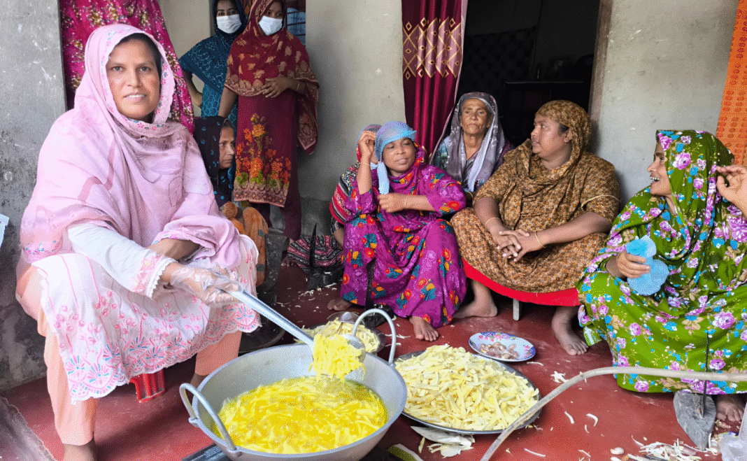 কাঁঠালের চিপস্ তৈরি করে বাজিমাত: অজপাড়া গাঁয়ের রুপা খাতুন এখন সফল নারী উদ্যোক্তা