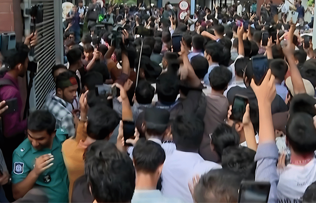 সচিবালয় আন্দোলনের কেন্দ্রে পরিণত—দায় সরকারের, সুযোগ নিচ্ছে আওয়ামী লীগ: বিশ্লেষক মত