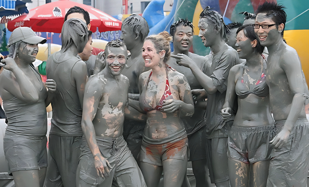 কাদামাটির দোলে মাতোয়ারা মানুষের উৎসব: বরিইয়ং মাড ফেস্টিভালের চমক