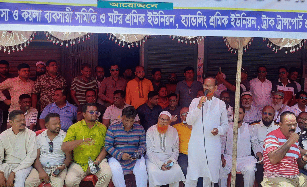 নওয়াপাড়া নৌবন্দর অচল হতে পারে? ককটেল হামলার পর বিক্ষোভে ফুঁসে উঠল শহর