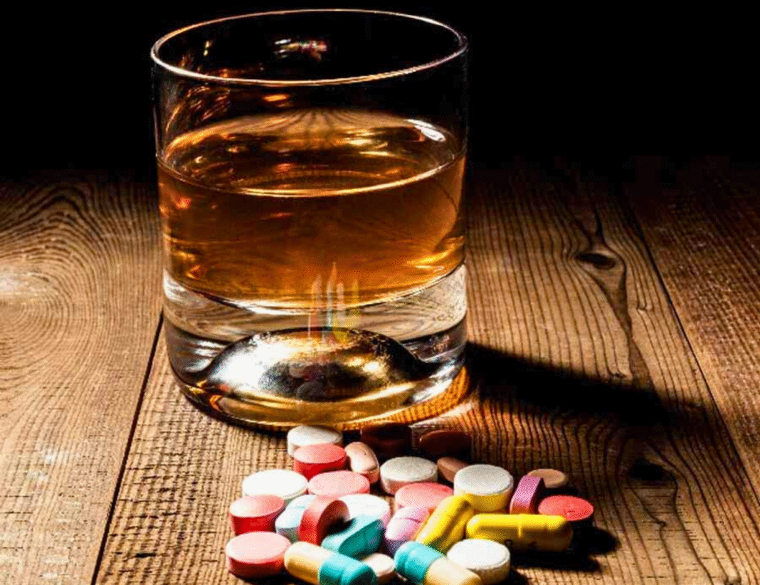 মদ্যপান করলে কোন কোন ওষুধ খাবেন না? অ্যালকোহলের সঙ্গে কিছু ওষুধ মিশলে বিষক্রিয়া হতে পারে