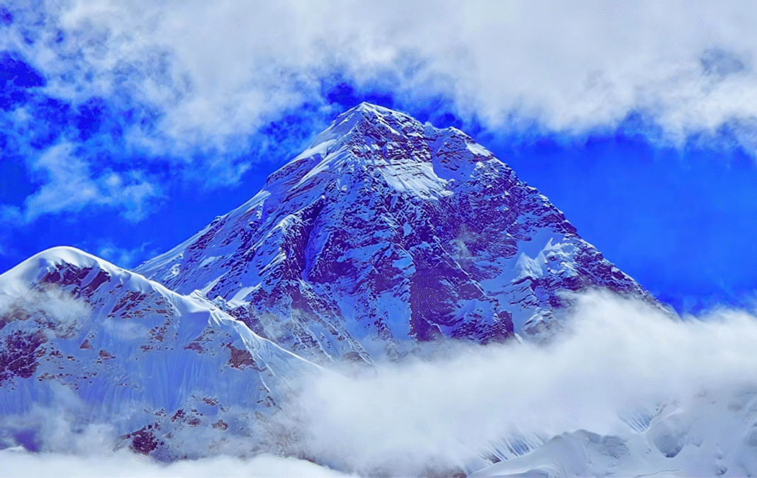 মাউন্ট এভারেস্ট: কত নিচে নামে পারদ, ঝড়ের গতি কত ভয়ংকর