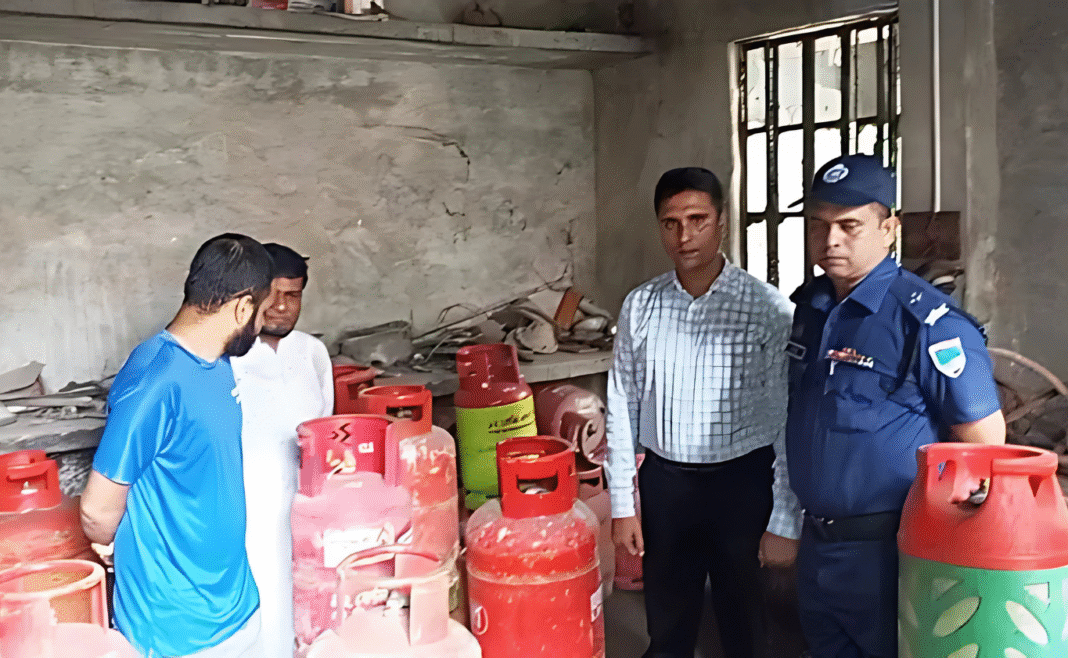 নকল লোগো ও অবৈধ সিলিন্ডার রিফিলে বিপদ! যশোরে করিম পেট্রোলিয়ামকে ২ লাখ টাকা জরিমানা