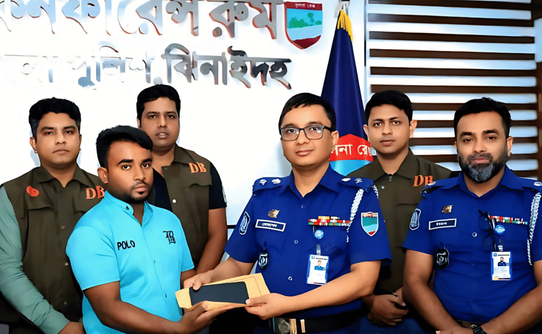 ঝিনাইদহে চুরি হওয়া শতাধিক মোবাইল ফোন ও লাখ টাকা উদ্ধার, পুলিশের হাতে ফিরল প্রকৃত মালিকদের