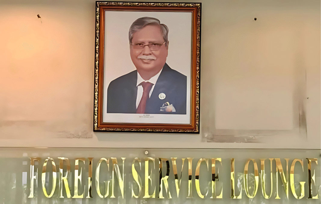 দূতাবাস থেকে রাষ্ট্রপতির ছবি সরানো: কারণ ও বিতর্ক নিয়ে বিস্তর গুঞ্জন