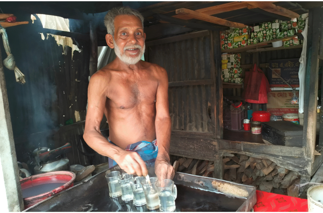 পাকশিয়ার ঐতিহ্যবাহী চায়ের দোকান: আব্দুল হান্নানের স্নেহভরা চায়ের গল্প
