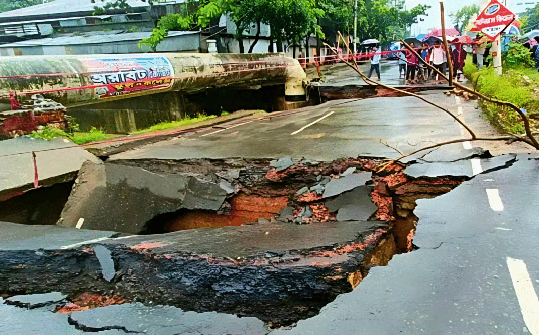 চট্টগ্রামে টানা বৃষ্টিতে কালভার্ট ভেঙে যোগাযোগ বিচ্ছিন্ন — জনদুর্ভোগ চরমে