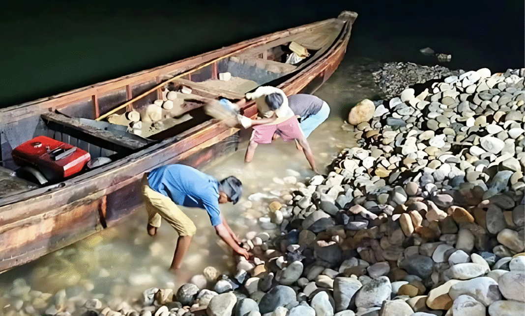 সিলেটে সাদা পাথর লুটপাটে বড় অভিযান: ১২ হাজার ঘনফুট পাথর উদ্ধার