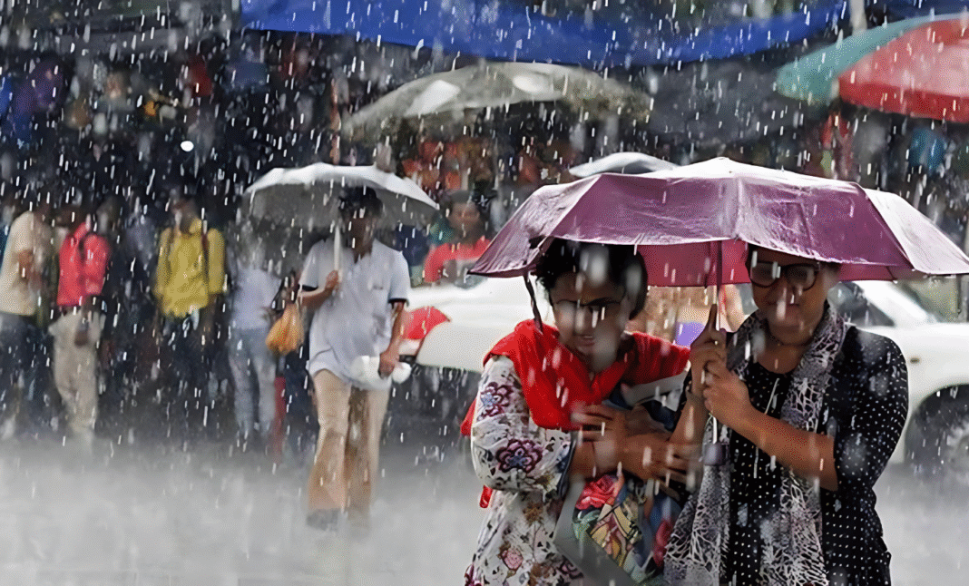 দক্ষিণ ও উত্তরবঙ্গে বজ্রবিদ্যুৎসহ বৃষ্টির সতর্কতা, বইবে ঝোড়ো হাওয়া, কত দিন চলবে এই দুর্যোগ?