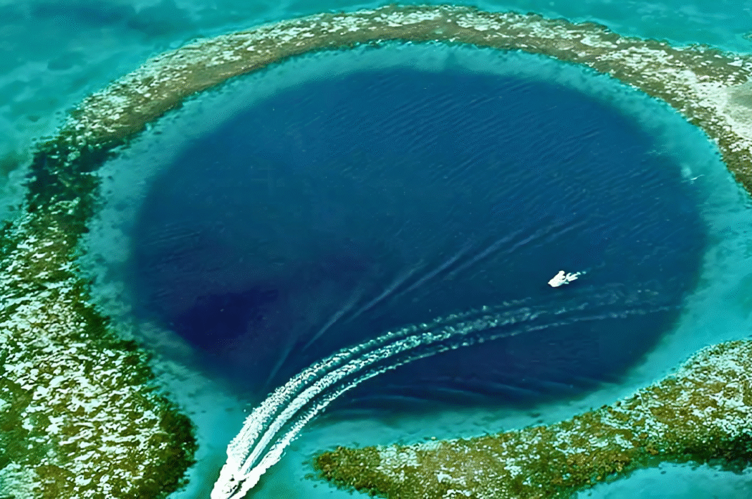 গ্রেট ব্লু হোল: সমুদ্রের বুকে রহস্যময় পাতকুয়ো আকৃতির গর্ত