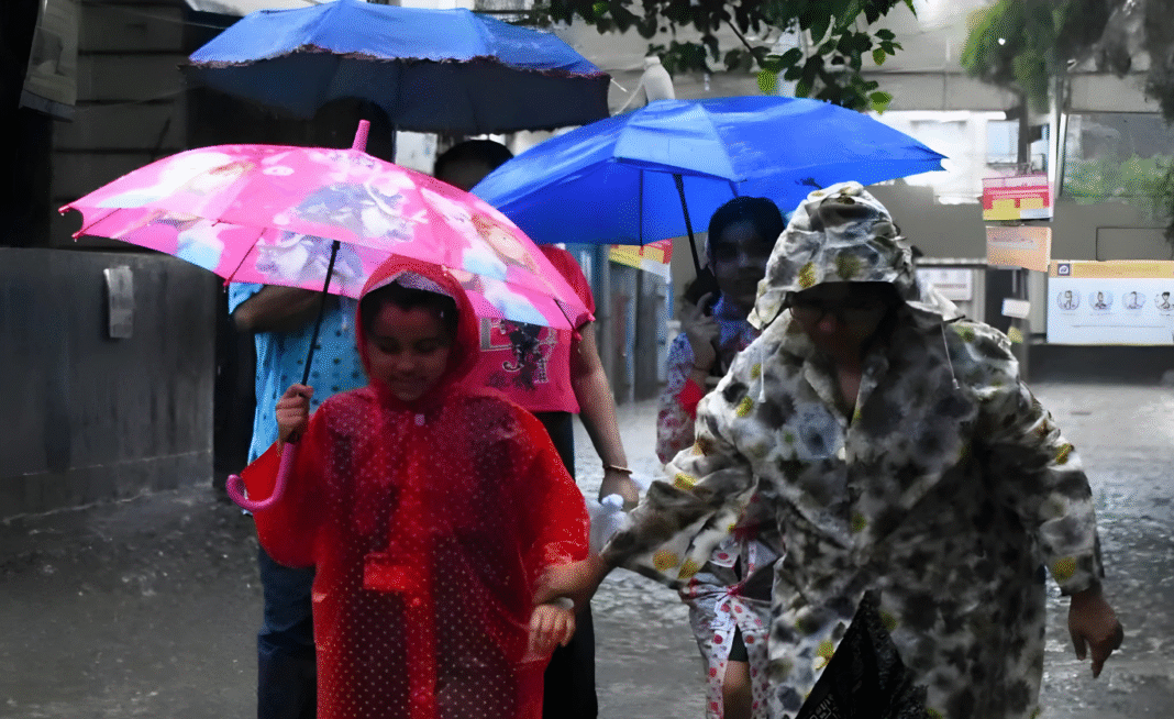 পশ্চিমবঙ্গ আবহাওয়া: ঝাড়খণ্ডে ঘূর্ণাবর্তে ভারী বৃষ্টির সতর্কতা, উত্তরবঙ্গে বিপদের আশঙ্কা