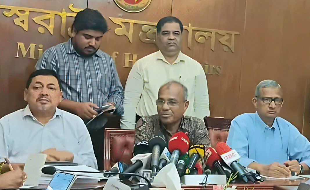 সারাদেশে ৩৩ হাজার পূজামণ্ডপে নিরাপত্তা জোরদার, মদ-গাঁজার আসর সম্পূর্ণ নিষিদ্ধ: স্বরাষ্ট্র উপদেষ্টা