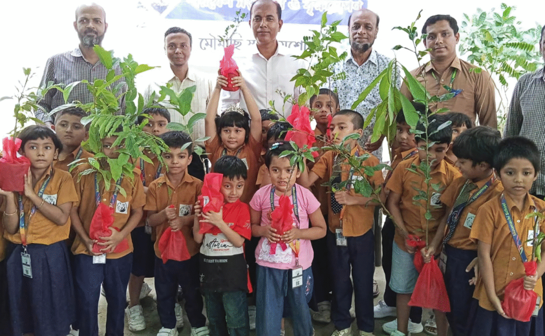 ফল গাছের চারা বিতরণে উচ্ছ্বাস: যশোরের মৌমাছি স্কুলের আড়াইশ’ শিশু শিক্ষার্থী