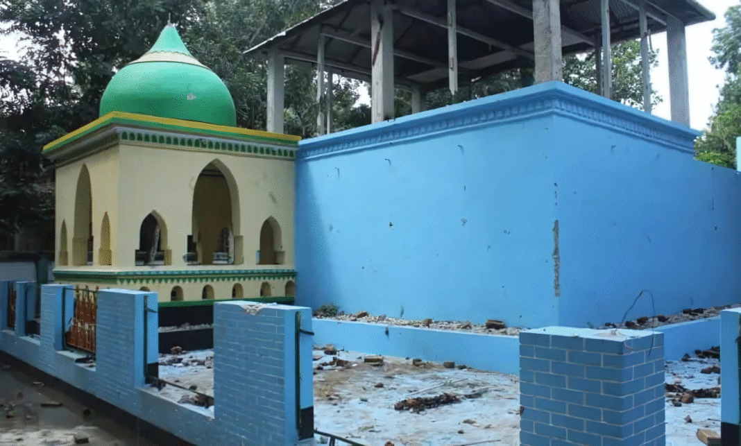 মাজারে হামলা ও মব সন্ত্রাস: আইনশৃঙ্খলা নিয়ে নতুন করে প্রশ্নের মুখে সরকার