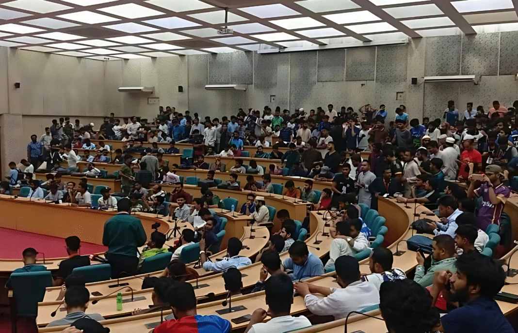 ঢাকা বিশ্ববিদ্যালয় ডাকসু নির্বাচন: ফলাফলের অপেক্ষায় টানটান উত্তেজনা