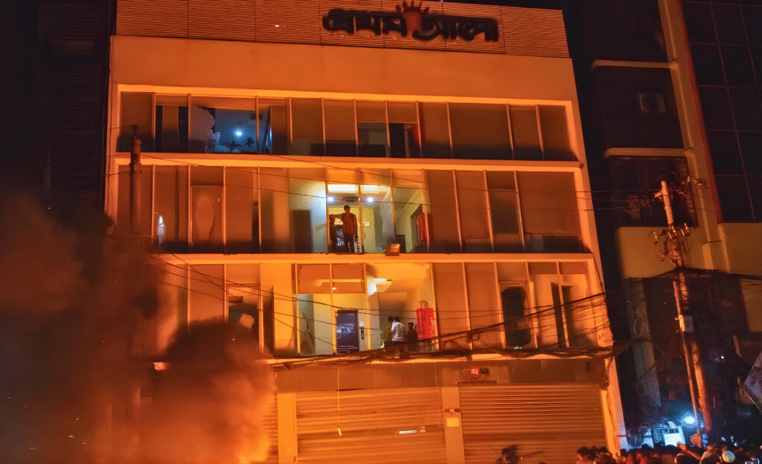 দ্য গার্ডিয়ানের প্রতিবেদন: মব আক্রমণে বাংলাদেশে আবারও ফিরছে সহিংসতা