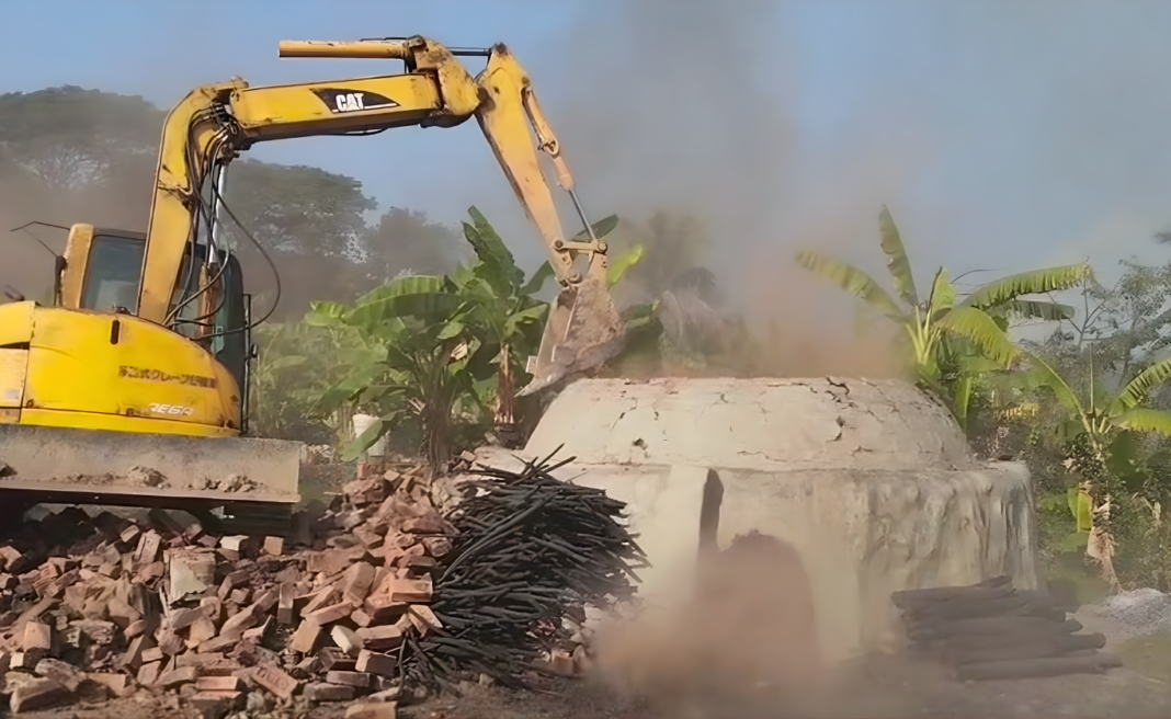 ভৈরব নদীর পাড়ে অবৈধ চুল্লি উচ্ছেদ ; যশোরে পরিবেশ রক্ষায় কঠোর অভিযান