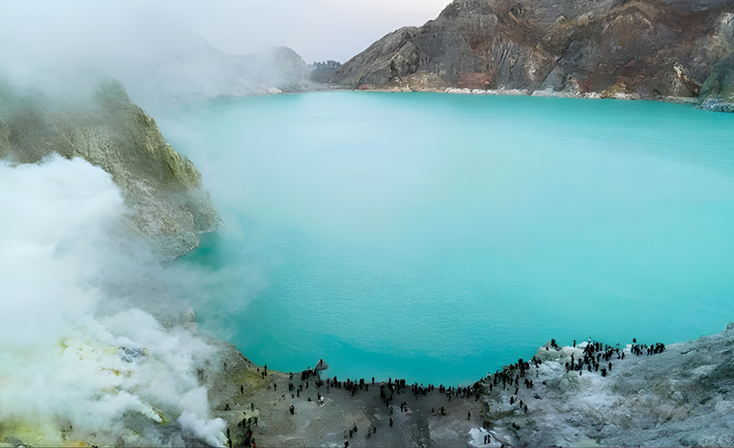 চোখ জুড়ানো নীলচে সবুজ দিঘি, কিন্তু জল ছুঁলেই বিপদ—ভয়ংকর রহস্য