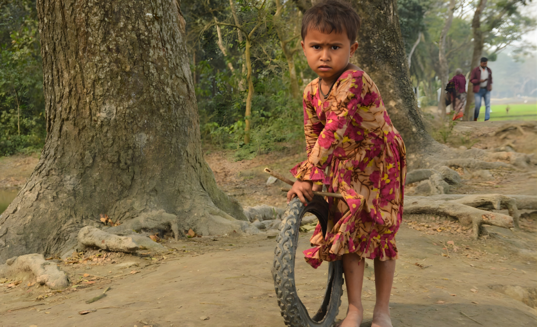 শৈশবের স্মৃতি ও হারিয়ে যাওয়া আনন্দ: একটি টায়ার, একটি দৌড়, কিছু না-ভোলা মুহূর্ত