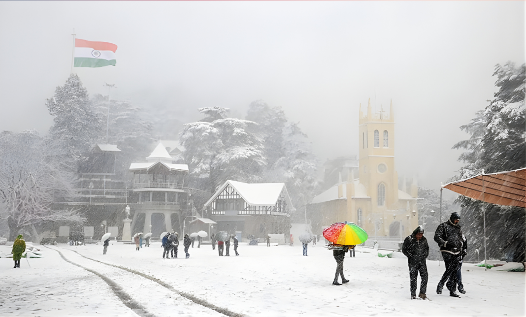 তিন মাসের খরা কাটিয়ে সিমলায় মরসুমের প্রথম তুষারপাত, সাদা চাদরে ঢাকল শৈলশহর