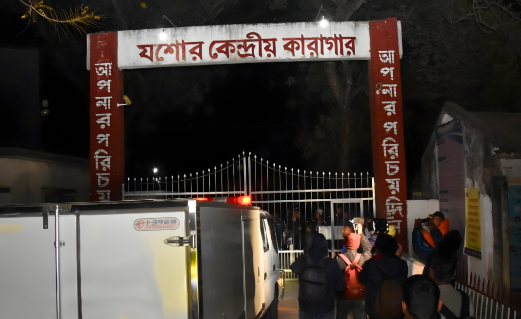 প্যারোলে মুক্তি মেলেনি সাদ্দামের, কারাফটকে ৫ মিনিটে স্ত্রী-সন্তানের শেষ দেখা