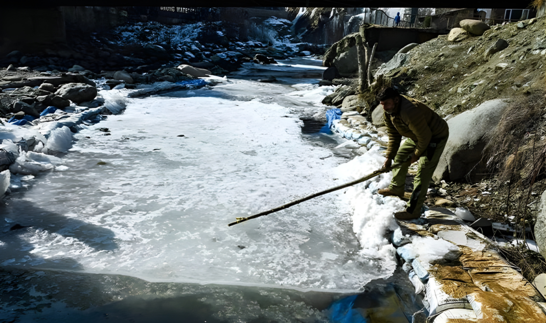 প্রবল শুকনো ঠান্ডার তাণ্ডব: জমে বরফ জলের পাইপ, সকাল হলেই রাস্তায় নামা দুঃসাহস