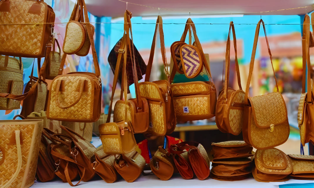 শুধু শোয়া-বসা নয়, শীতলপাটির এখন নতুন কদর: প্রাচীন উপকরণে আধুনিক ব্যবহার