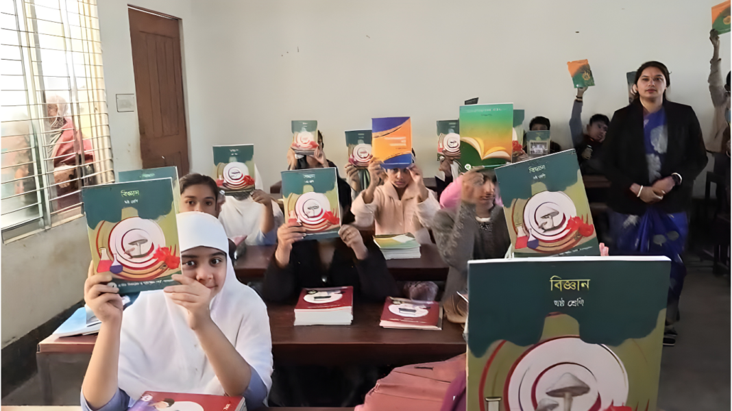 উৎসব না থাকলেও বইয়ের আনন্দে মুখর নড়াইলের স্কুলগুলো