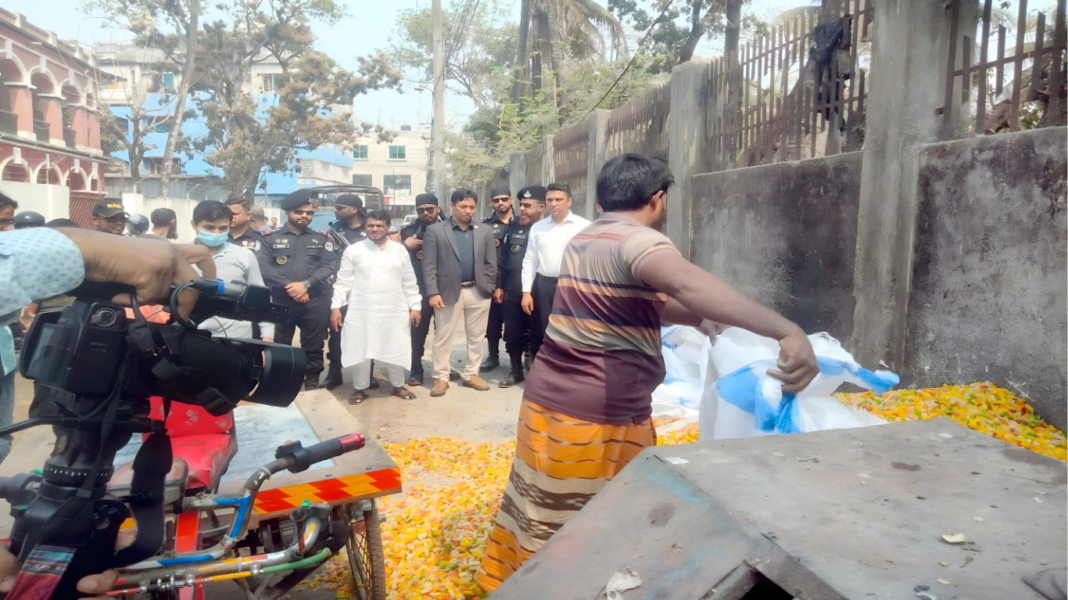যশোরে বড় অভিযান! মেয়াদোত্তীর্ণ ১৩ বস্তা চিপস ধ্বংস, জরিমানা গুনল ব্যবসায়ী