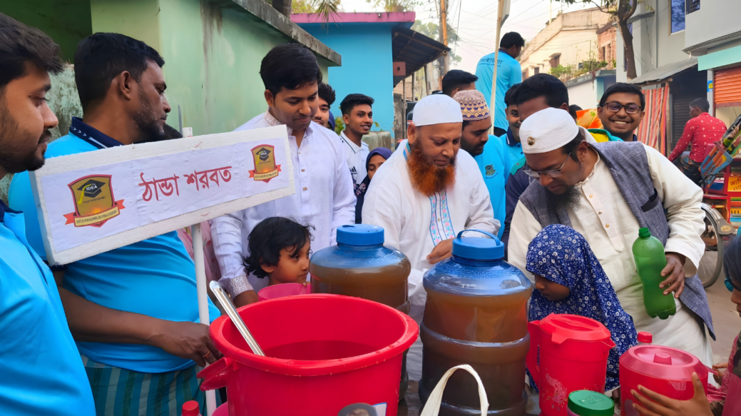 রমযানে দৃষ্টান্ত: খড়কীতে বিনামূল্যে ঠান্ডা পানি বিতরণে আইডিয়া